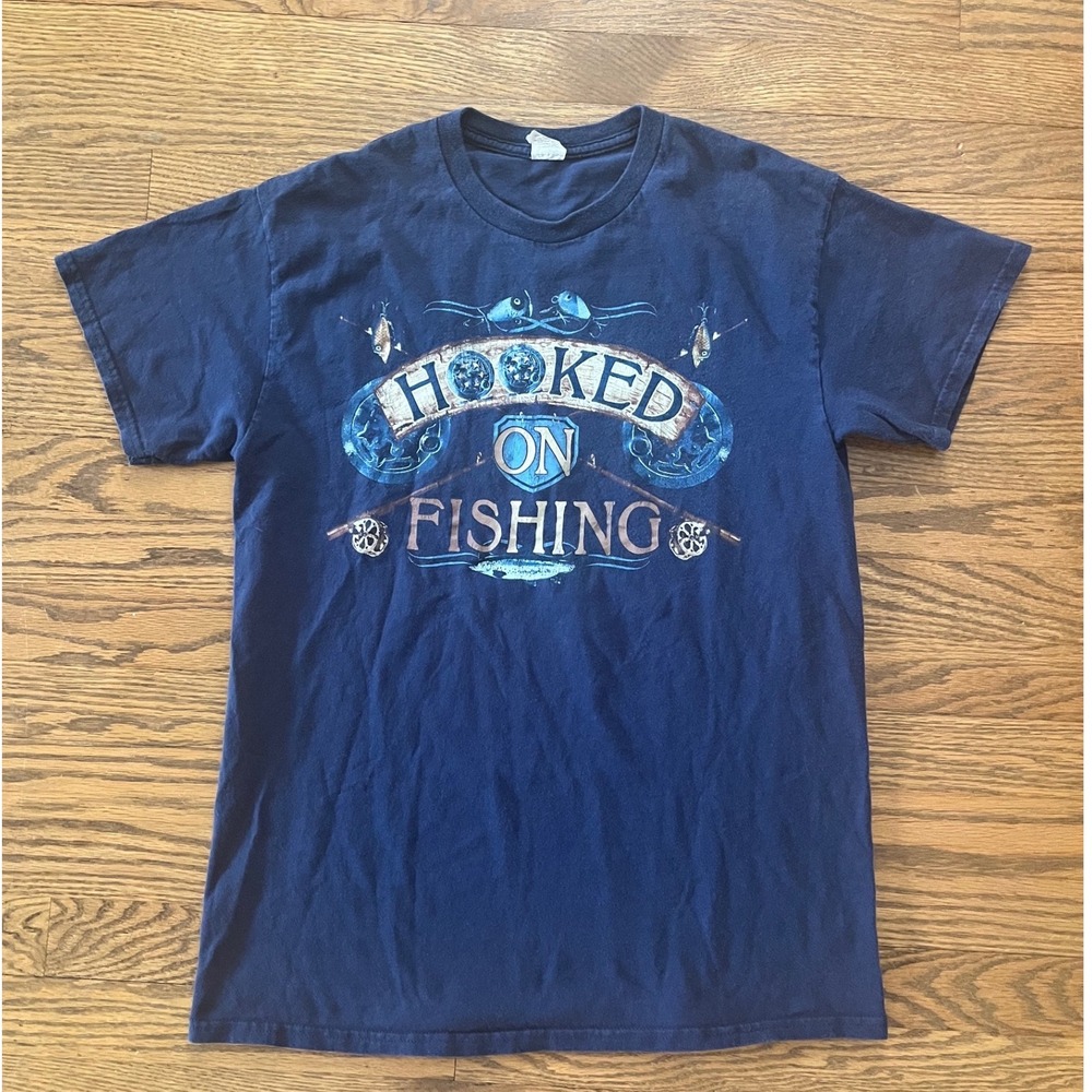 Gildan Hooked on Fishing Graphic T-Shirt Mens Medium Blue Short Sleeve Tee VTG